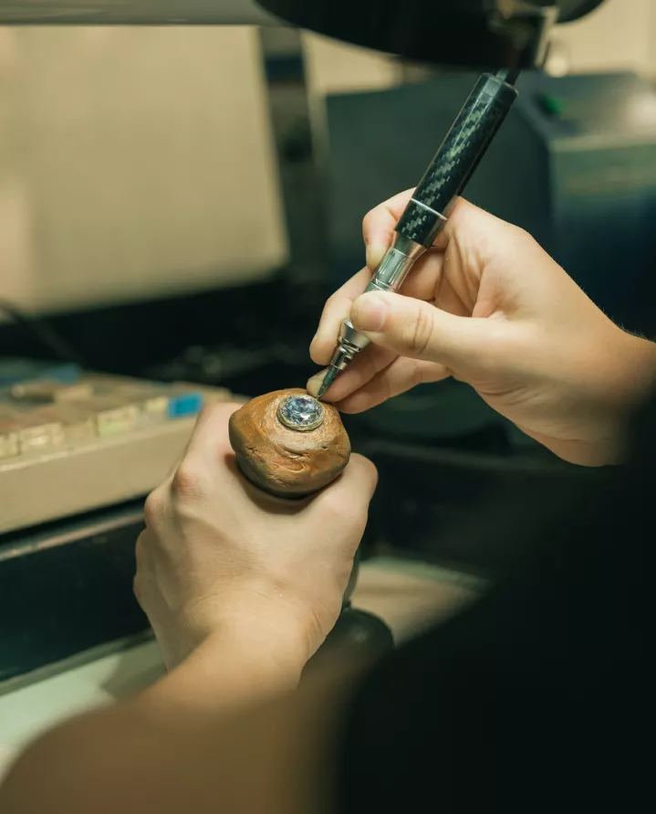 Finition précise avant la mise en pierre